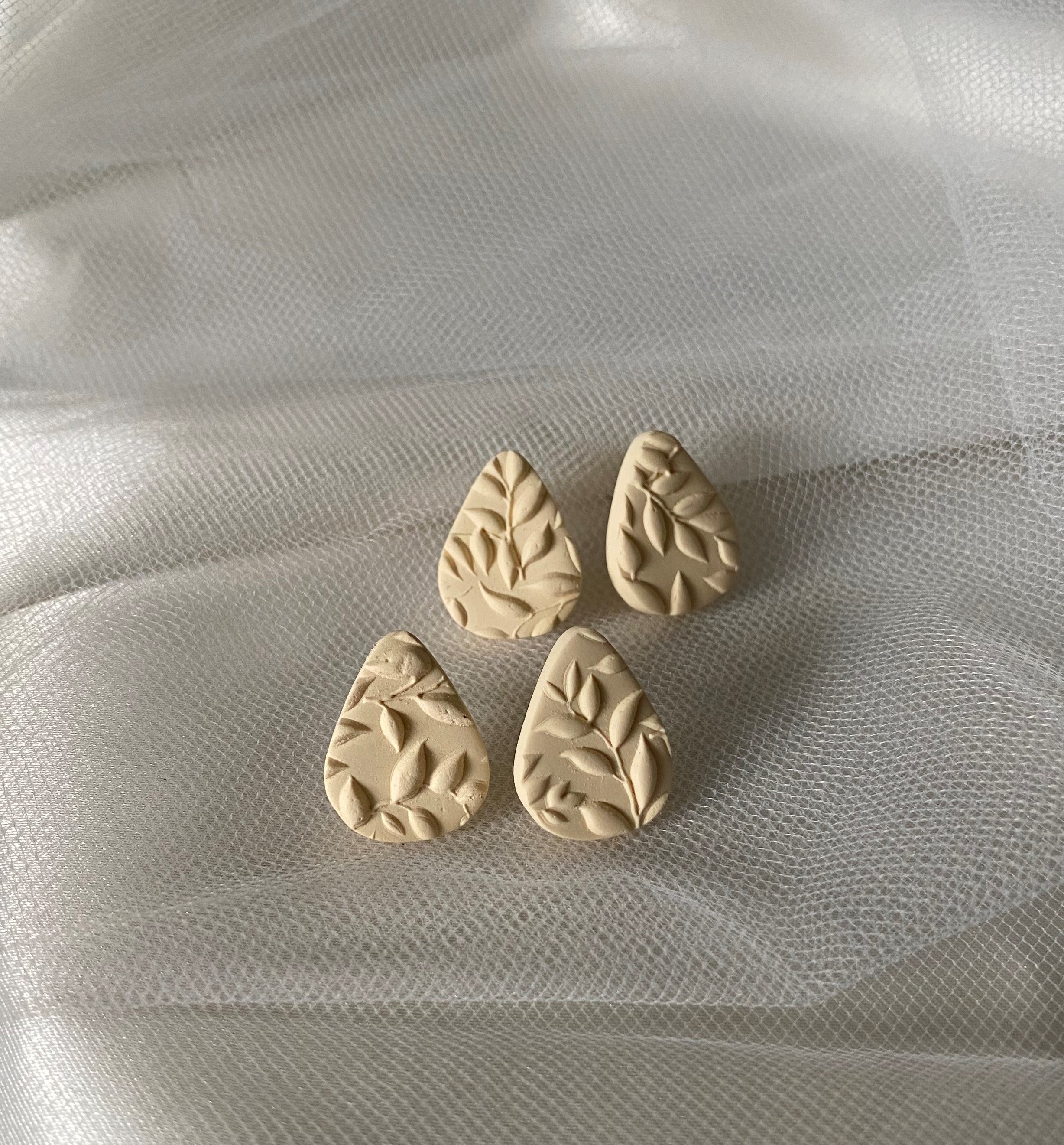 Ava Studs - in ivory